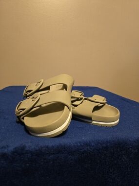 Time & Tru Sage Buckle Footbed Slide Sandals 6